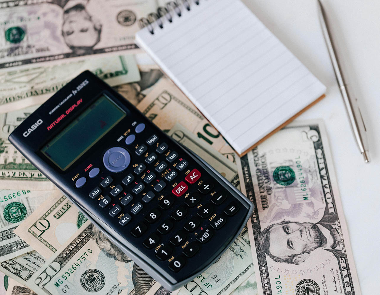 pexels-karolina-grabowska-4386366_1285 Calculator and dollar bills